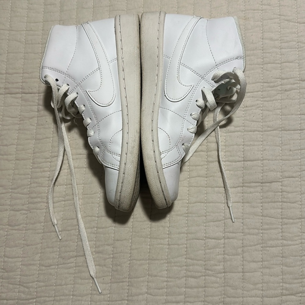 Nike court royals 2 size 7 
Only worn handful of times
